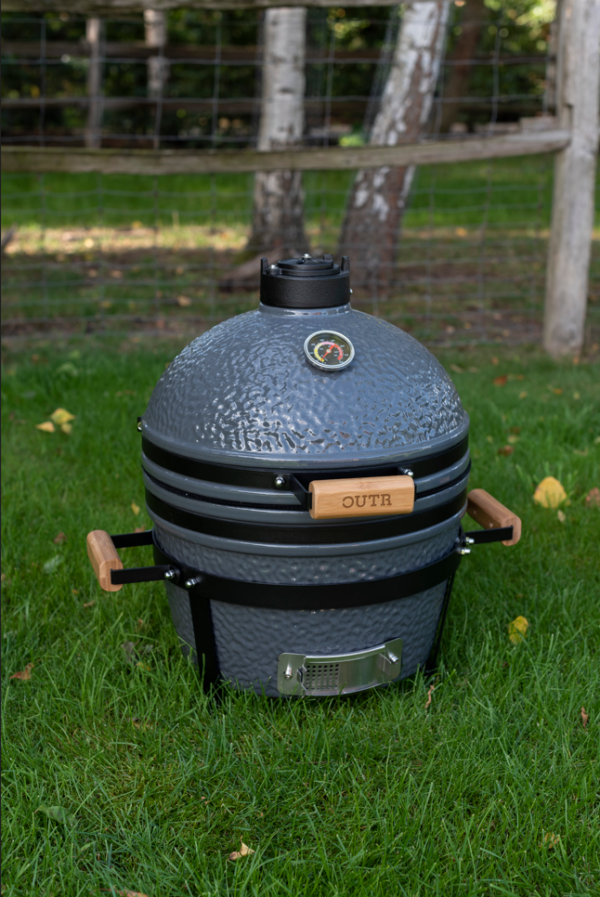 OUTR table top grill grey in grass